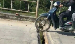  Rón rén băng qua mặt cầu hở hoác cả chục cm ở Hải Phòng