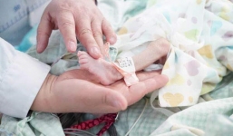 Bé trai chào đời chỉ 1,7kg, tim bé bằng trứng chim bồ câu