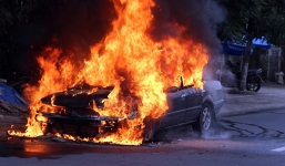 Ôtô 4 chỗ đang lưu thông bỗng cháy ngùn ngụt trên đường phố 