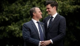 Màn cầu hôn ngọt ngào của Hạ nghị sĩ với bạn trai đồng giới