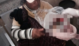 Xé lòng cảnh mẹ mang túi nilon bọc thi thể con lên xe buýt để về quê chôn cất vì quá nghèo