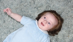 Xuýt xoa với vẻ đẹp của cậu bé có nhiều tóc đến nỗi bị nhầm lẫn là con gái khi còn trong bụng mẹ