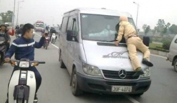 Thót tim cảnh tài xế 'xe điên' hất CSGT lên nắp capo như phim hành động