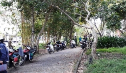 Nhân viên cắt cỏ bàng hoàng phát hiện thi thể bé sơ sinh phân hủy