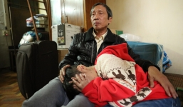 Bố đẻ, mẹ kế bạo hành bé trai 10 tuổi có thể bị xử lý như thế nào?