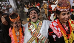 Hy hữu bộ tộc có tục tự do đổi vợ trên đỉnh Himalaya