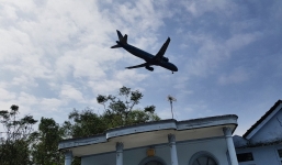 Người dân bất an khi hàng loạt mái nhà bị tốc vì máy bay cất hạ cánh