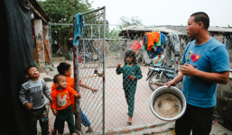 Vợ mất đột ngột khi đang mang bầu, anh Hách 'gà trống' một mình chăm cả đàn 8 đứa con thơ