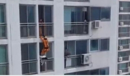 Nữ sinh ngồi trên lan can định tự tử bị lính cứu hỏa đạp thẳng vào mặt