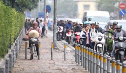 Cận cảnh barie ngăn dòng xe máy tràn lên vỉa hè ở một số tuyến phố Hà Nội