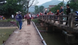 Cụ bà 85 tuổi ra cầu rửa chân, bất ngờ rơi xuống nước mất tích