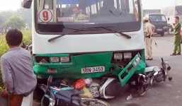 Xe buýt cuốn hàng loạt xe máy vào gầm khi đang đổ dốc, nhiều người thương nặng
