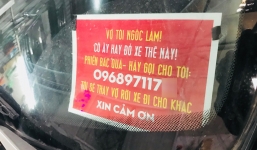 Lý do bất ngờ sau việc người đàn ông Hà Nội treo bảng: 'Vợ tôi ngốc lắm, cô ấy hay để xe thế này, hãy gọi cho tôi!'