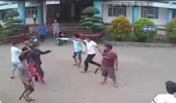 Hỗn chiến kinh hoàng giữa 2 nhóm nam nữ vì mở nhạc to, 3 người trọng thương