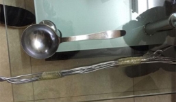 Những vật dụng trong nhà bố đẻ và mẹ kế dùng để bạo hành con trai 10 tuổi