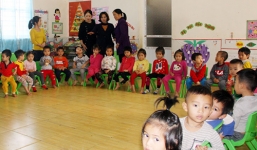 Kỷ luật hiệu trưởng và giáo viên để bé trai 4 tuổi bị đánh bầm tím người