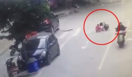 Mẹ cho con đi vệ sinh giữa đường, mải nghe điện thoại khiến đứa trẻ bị xe cán ngang người