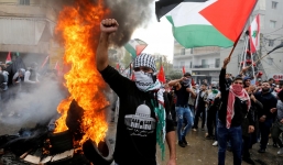 Cảnh sát dùng vòi rồng, hơi cay để trấn áp biểu tình, ngăn bạo lực ngoài Đại sứ quán Mỹ