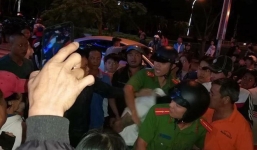 Hàng trăm người dân hô hoán, vây bắt kẻ nghi bắt cóc trẻ em trước mặt bố mẹ