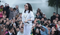 Người hâm mộ không ngừng hò reo phấn khích, phố đi bộ Hồ Gươm 'tắc nghẽn' khi Mỹ Tâm xuất hiện