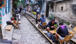 Hà Nội: Độc đáo quán cà phê giữa đường ray tàu hỏa