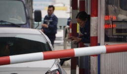 Lại xuất hiện tình trạng tài xế dùng tiền lẻ mua vé qua trạm thu phí QL 5