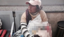 Sự thật giật mình về người phụ nữ ngồi ôm con trong bọc ni lông