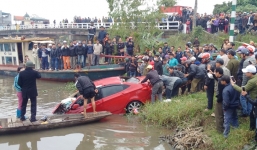 Ôtô mất lái lao xuống sông trong đêm, một thanh niên tử vong