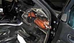 Bé trai bị kẻ buôn người nhồi nhét trong bảng điều khiển xe hơi khiến cả thế giới phẫn nộ