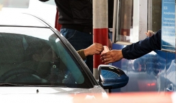 Lãnh đạo Vidifi nói về việc lái xe dùng tiền lẻ thấm nước mua vé qua trạm thu phí QL 5