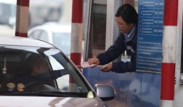 Tài xế chậm rãi đếm tiền lẻ mua vé qua QL5, mở cổng văn phòng BQL cho xe máy đi qua