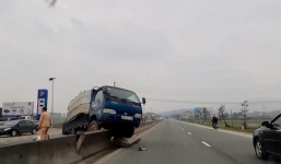Tránh bò sang đường, xe tải mắc kẹt trên dải phân cách giữa quốc lộ