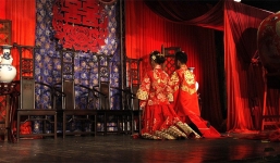 Xôn xao clip chú rể hôn phù dâu, cô dâu ngồi cười khoái chí