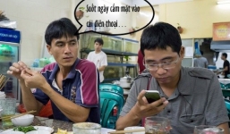 Đi mời cưới mà cả nhóm cứ cắm mặt vào điện thoại, hành động sau đó khiến lũ bạn hổ thẹn