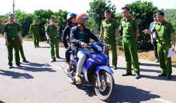 Bị rọi đèn pha vào mặt, nam thanh niên cầm dao đâm chết người