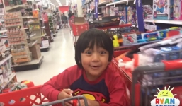 Bé trai 6 tuổi kiếm được hơn 260 tỷ đồng/năm nhờ công việc thử đồ chơi