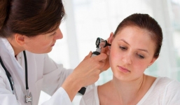 Đừng dùng bông ngoáy tai, nếu muốn lấy ráy tai bạn hãy làm theo cách này!