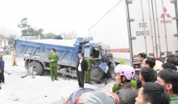 Hàng chục cảnh sát dùng máy cắt đặc biệt để giải cứu tài xế xe ben