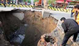 Thót tim khoảnh khắc xe máy chở 4 lao xuống hố tử thần sâu 7 mét