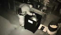 Camera ghi cảnh nam thanh niên phá hòm công đức ăn trộm tiền