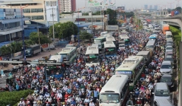Thu phí ôtô vào trung tâm TP HCM: Người dân rơi vào cảnh 'phí chồng phí'