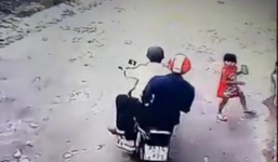 Hai tên cướp giật điện thoại của bé gái 3 tuổi và cái kết đầy bất ngờ