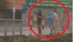 2 thanh niên bị CSGT phạt đứng điều hành giao thông vì vượt đèn đỏ