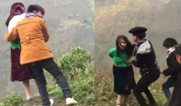 Học đòi người lớn, các bé trai vùng cao ôm ấp bắt vợ giữa ban ngày
