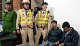 Hà Nội: Ba CSGT chạy bộ gần 1km, quật ngã 2 tên cướp manh động