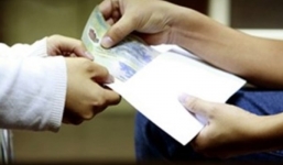 Bắt quả tang trung úy cảnh sát nhận hối lộ 50 triệu