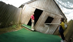 Giải mã ngôi nhà khiến ai đi vào cũng nghiêng về phía trước 45 độ mà không ngã