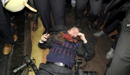 Một PV Hàn Quốc đi theo TT Moon bị 15 nhân viên bảo vệ Trung Quốc đánh nhập viện