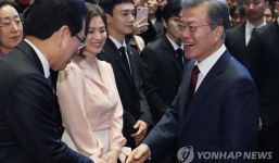 Sự kiện tầm cỡ đầu tiên hậu hôn lễ thế kỷ: Song Hye Kyo lột xác so với hôm qua, đẹp đến mức khiến EXO liếc nhìn