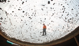 Cận cảnh phá dỡ thuỷ đài khổng lồ bỏ hoang ngay trung tâm Sài Gòn, búa tạ đập 4 lần liên tiếp mới vỡ